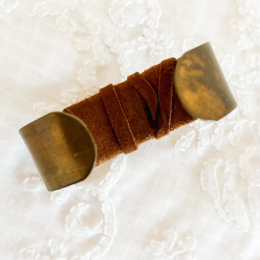 Vintage Brass and Suede Cuff Bracelet Boho Chic Jewelry - Picture 5 of 8